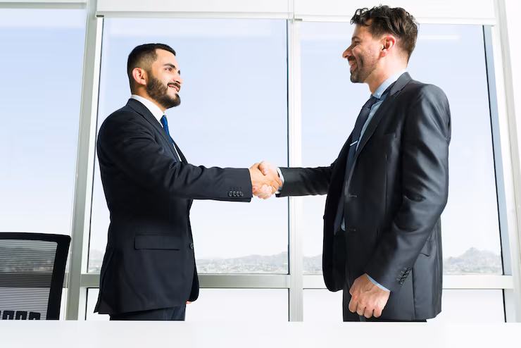 imagem de empresarios apertando as maos